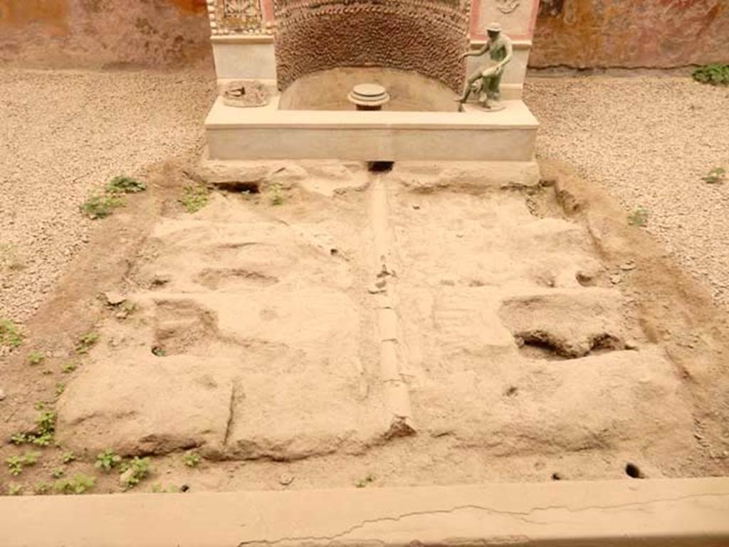 VI.8.23 Pompeii. May 2017.
Detail of surface below garden area, and terracotta pipe leading from fountain. Photo courtesy of Buzz Ferebee.