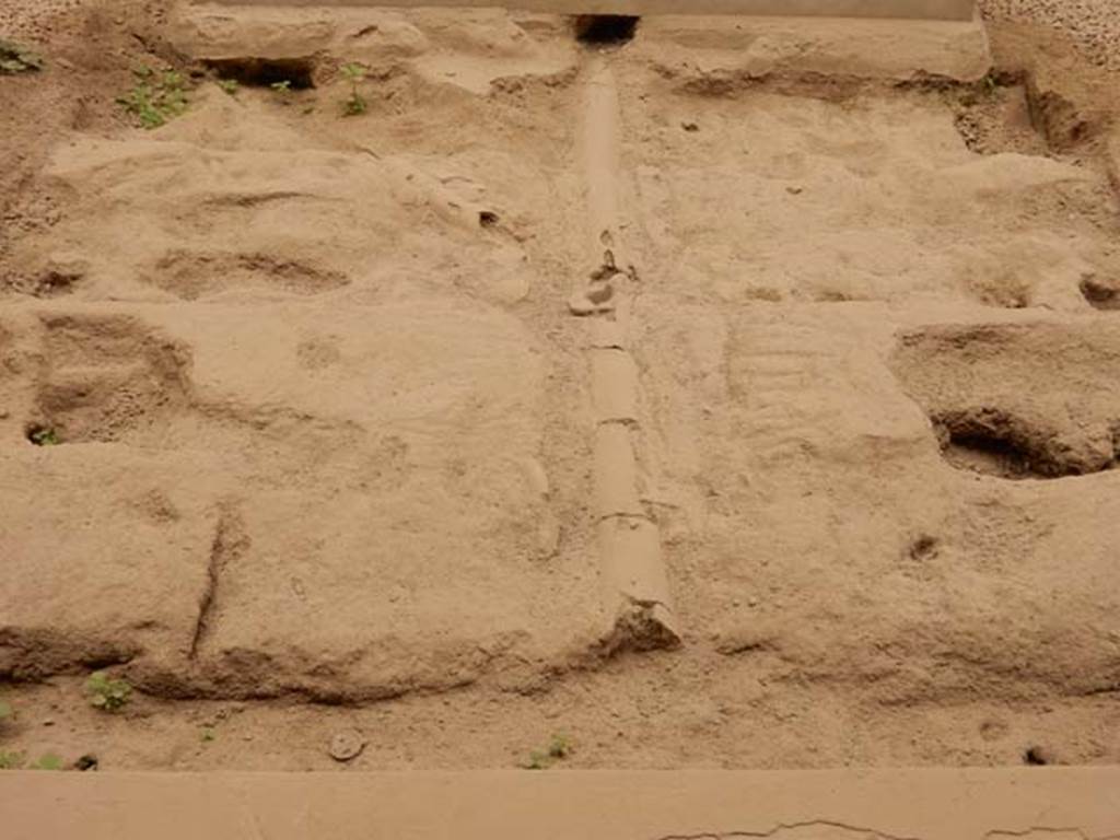 VI.8.23 Pompeii. May 2017. Detail of surface below garden area, and terracotta pipe leading from fountain. Photo courtesy of Buzz Ferebee.