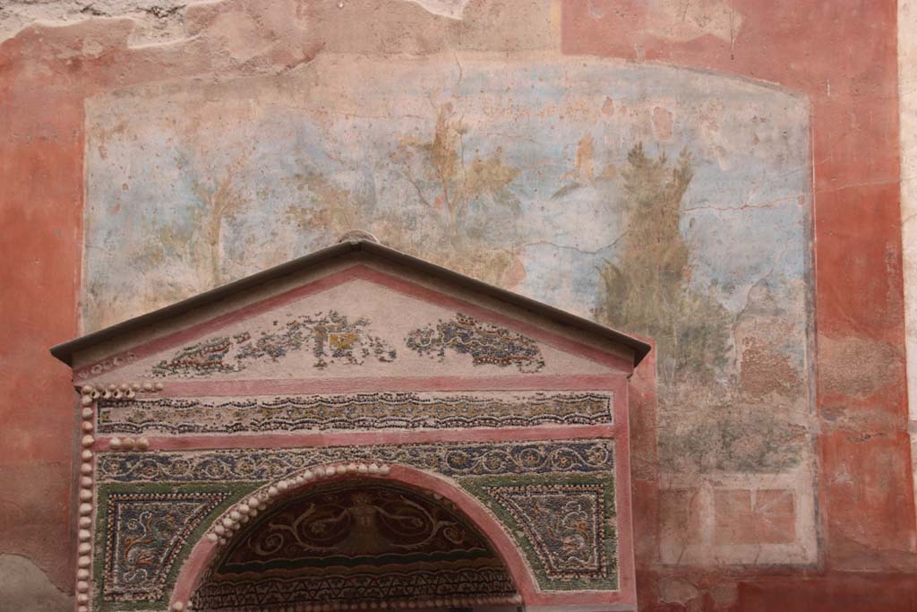 VI.8.23 Pompeii. September 2017. Fountain against west wall, with detail of painted wall above.
Photo courtesy of Klaus Heese.