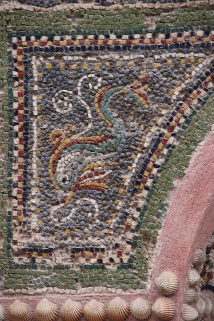 VI.8.23 Pompeii. September 2017. Detail of dolphin, from upper south side. Photo courtesy of Klaus Heese.