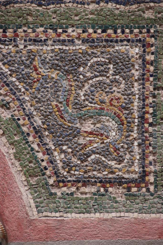 VI.8.23 Pompeii. September 2017. Detail of dolphin from upper north side. Photo courtesy of Klaus Heese.