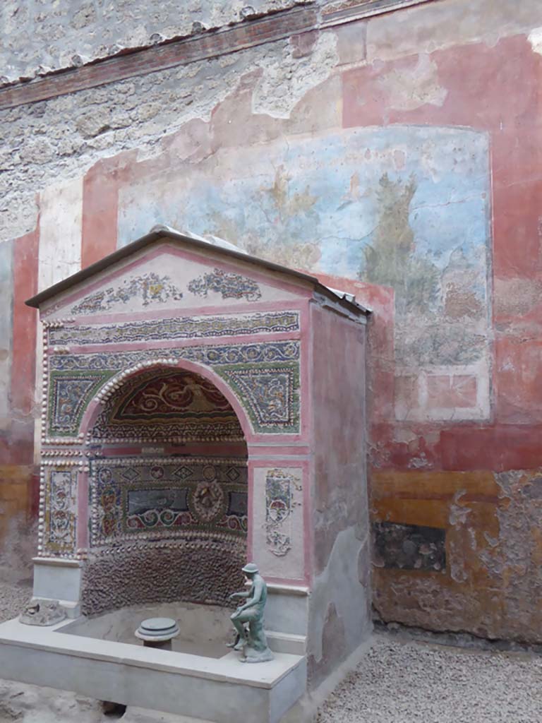 VI.8.23 Pompeii. January 2017. Fountain with painted west wall behind.
Foto Annette Haug, ERC Grant 681269 DÉCOR.