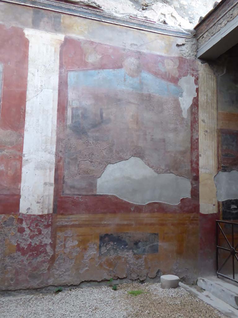 VI.8.23 Pompeii. January 2017. Painted wall decoration on north side of fountain against west wall.
Foto Annette Haug, ERC Grant 681269 DÉCOR.