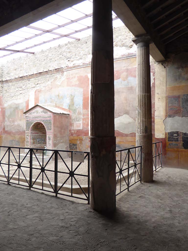 VI.8.23 Pompeii. September 2017.
Looking south-west from north portico, towards garden area with gutter around it.
Foto Annette Haug, ERC Grant 681269 DÉCOR.