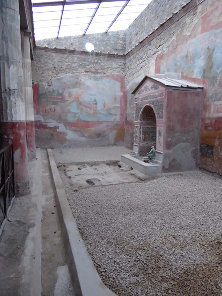 VI.8.23 Pompeii. January 2017. Looking south along gutter at east side of garden area.
Foto Annette Haug, ERC Grant 681269 DÉCOR.