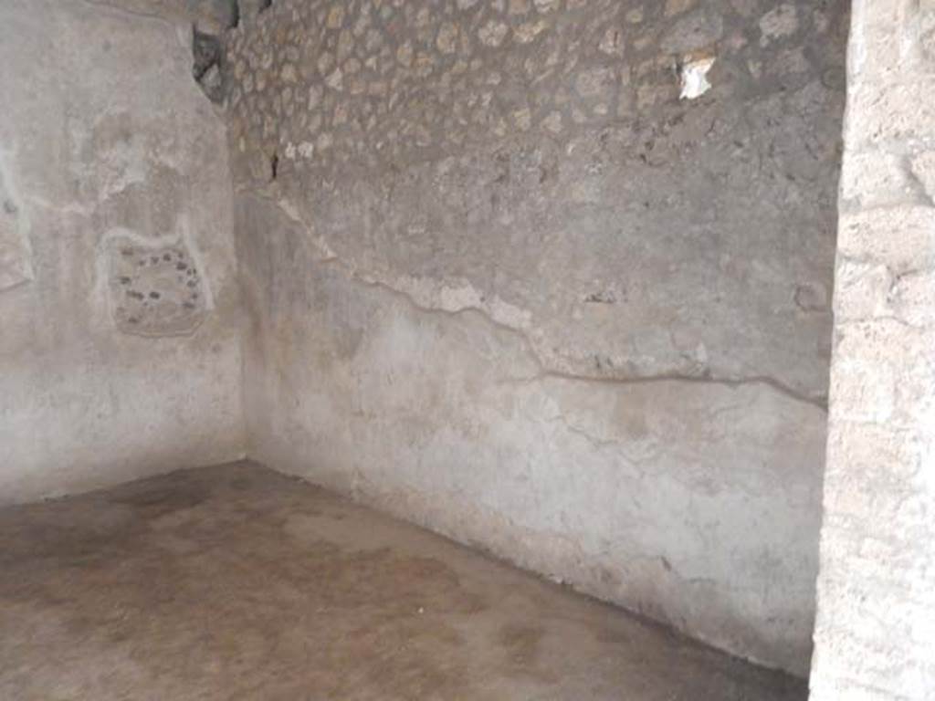 VI.8.23 Pompeii. May 2017. South wall of room at north end of east side of garden area. Photo courtesy of Buzz Ferebee.
