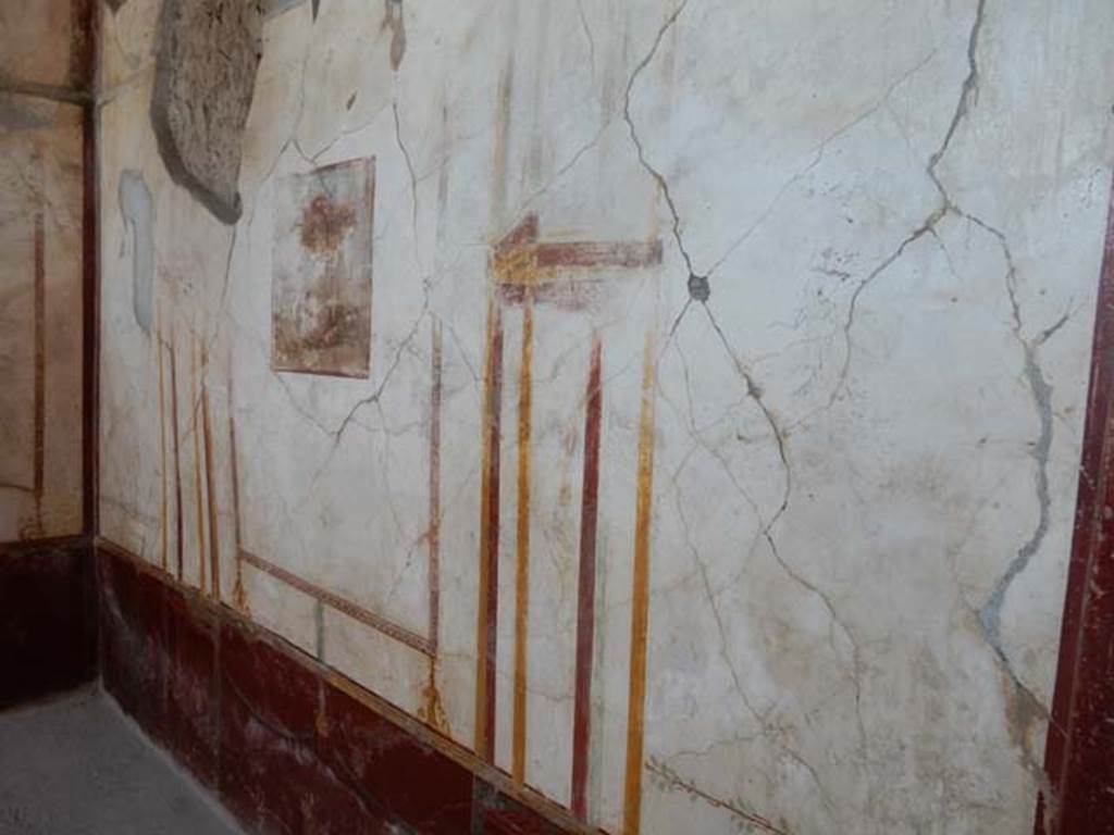 VI.8.24 Pompeii. May 2017. West wall of triclinium in south-east corner of atrium.
Photo courtesy of Buzz Ferebee.
