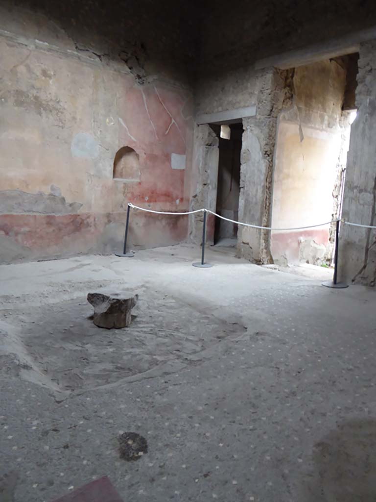 VI.8.24 Pompeii. September 2017. North-east corner of atrium.
Looking towards north wall with niche, with doorway to cubiculum on north side of entrance doorway.
Foto Annette Haug, ERC Grant 681269 DÉCOR.
