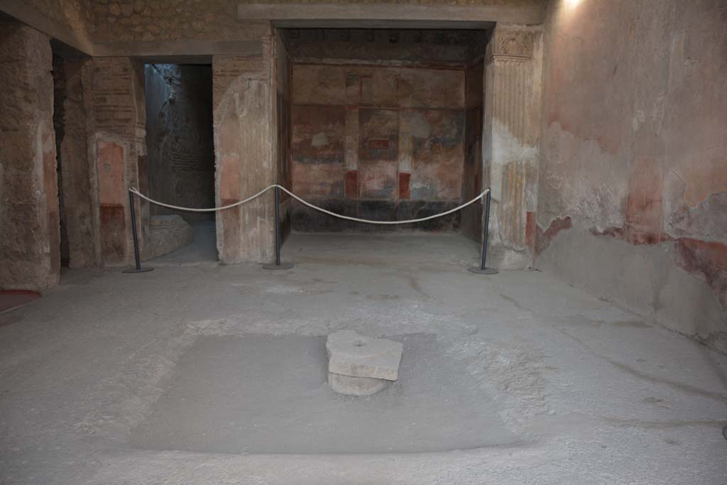 VI.8.24 Pompeii. September 2019. Looking west across atrium towards tablinum.
Foto Annette Haug, ERC Grant 681269 DÉCOR.