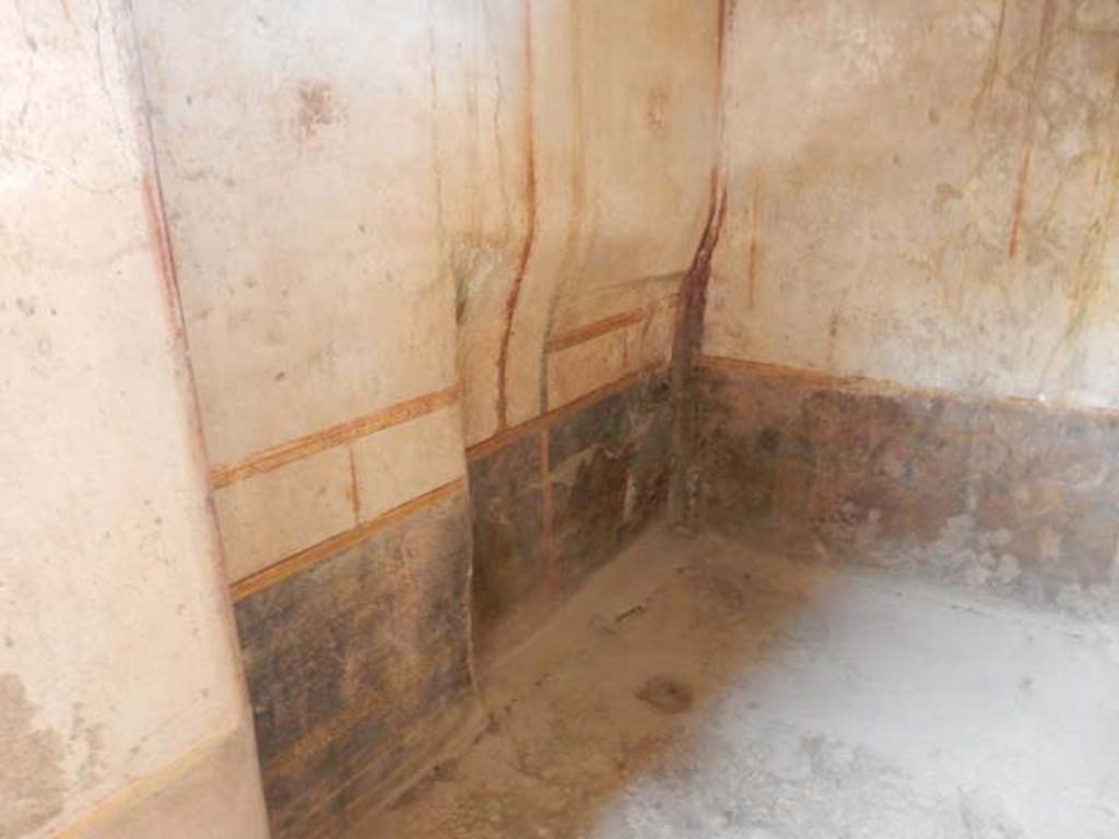 VI.8.23 Pompeii. May 2017. North wall with bed recess in cubiculum on south side of entrance doorway. Photo courtesy of Buzz Ferebee.