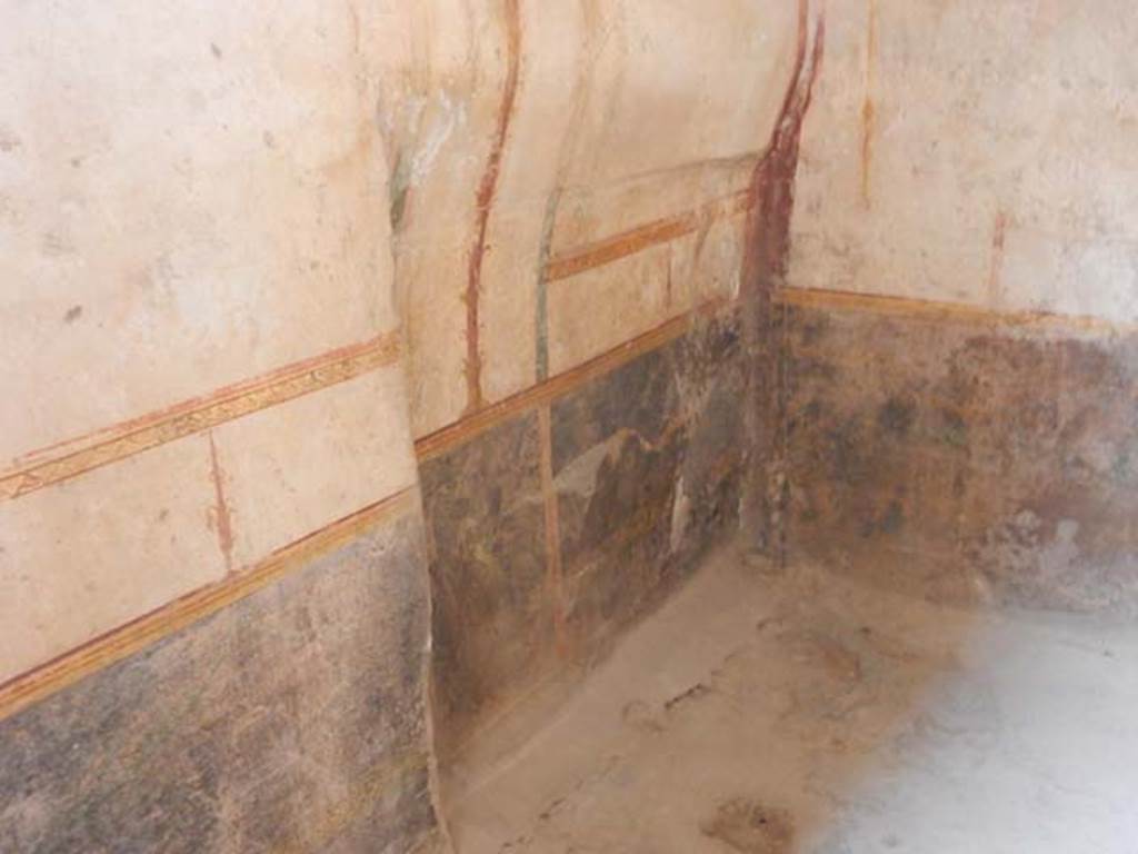 VI.8.24 Pompeii. May 2017. Detail of bed recess in north-east corner of cubiculum.
Photo courtesy of Buzz Ferebee.