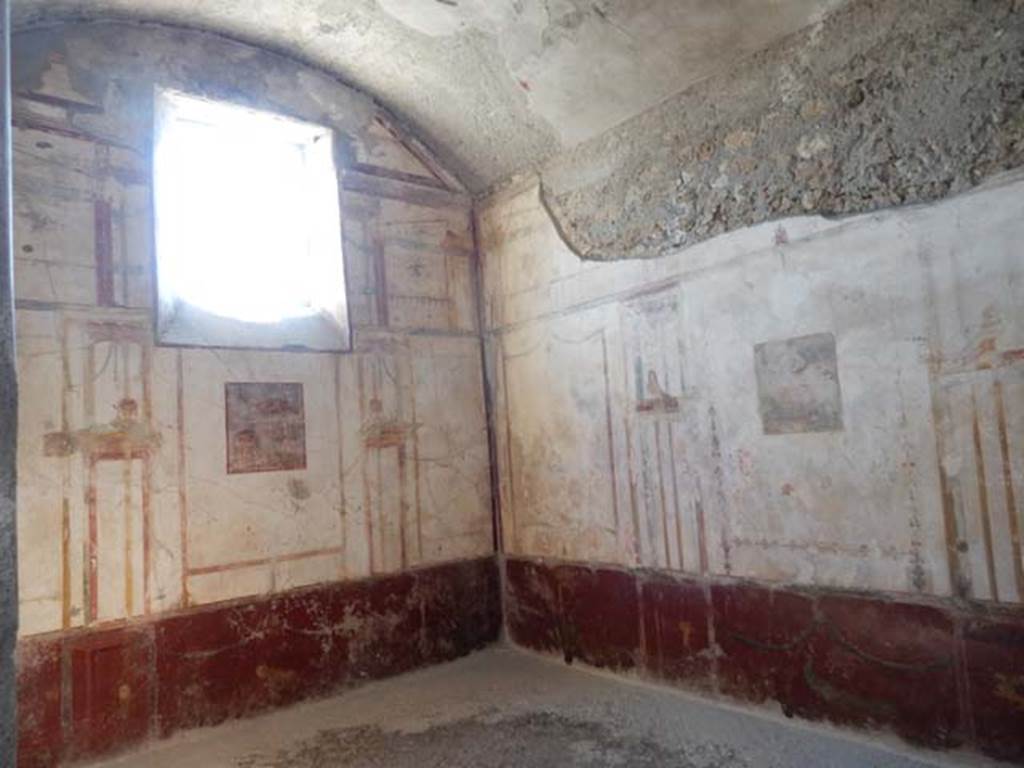VI.8.24 Pompeii. May 2017. Looking towards south-east corner of triclinium in south-east corner of atrium. Photo courtesy of Buzz Ferebee.