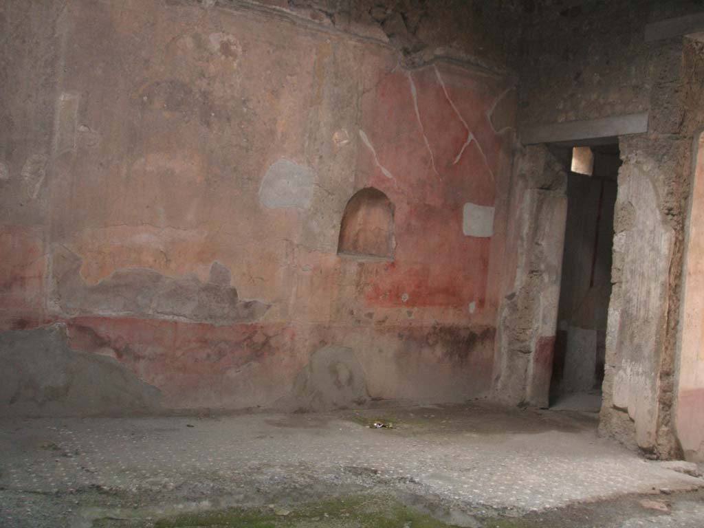 VI.8.24 Pompeii. May 2005. Atrium, looking towards north-east corner of north wall, with niche.
On the right of the niche is a doorway to a cubiculum, which is on the north side of the entrance corridor, seen on extreme right.