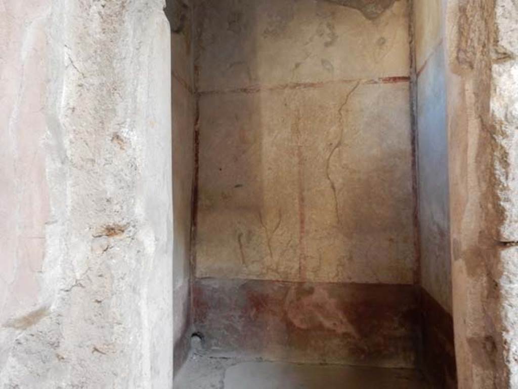 VI.8.24 Pompeii. May 2017. Looking east in cubiculum on north side of entrance corridor. Photo courtesy of Buzz Ferebee.