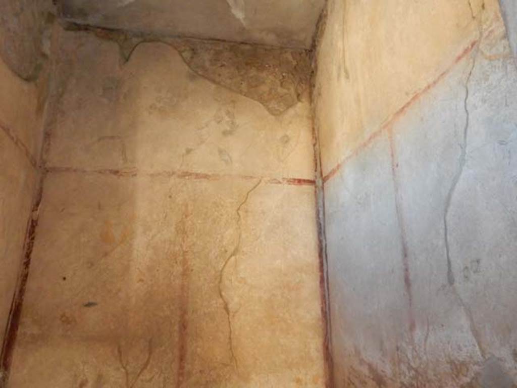 VI.8.24 Pompeii. May 2017. Upper south-east corner of cubiculum on north side of entrance corridor. Photo courtesy of Buzz Ferebee.