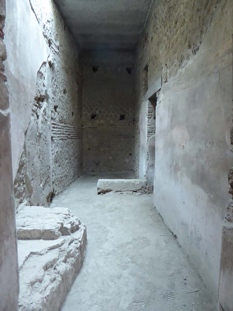 VI.8.24 Pompeii. September 2017. Looking west along corridor in south-west corner of atrium.
Foto Annette Haug, ERC Grant 681269 DÉCOR.