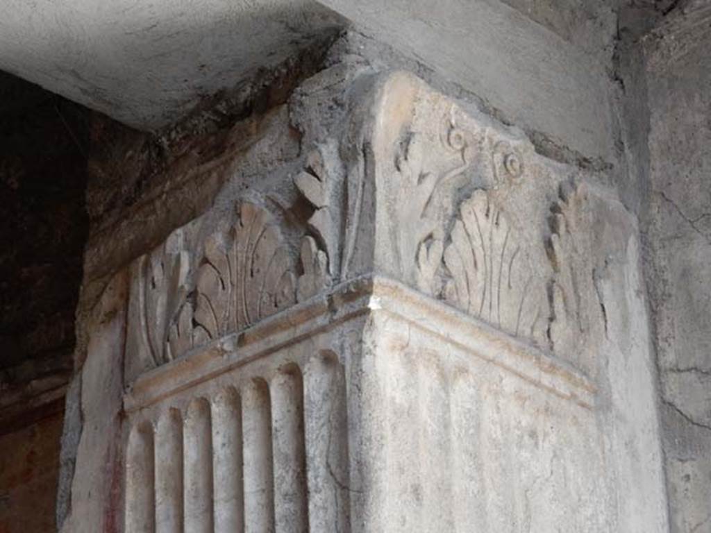 VI.8.24 Pompeii. May 2017. Capital from pilaster on north side of tablinum/atrium.
Photo courtesy of Buzz Ferebee.