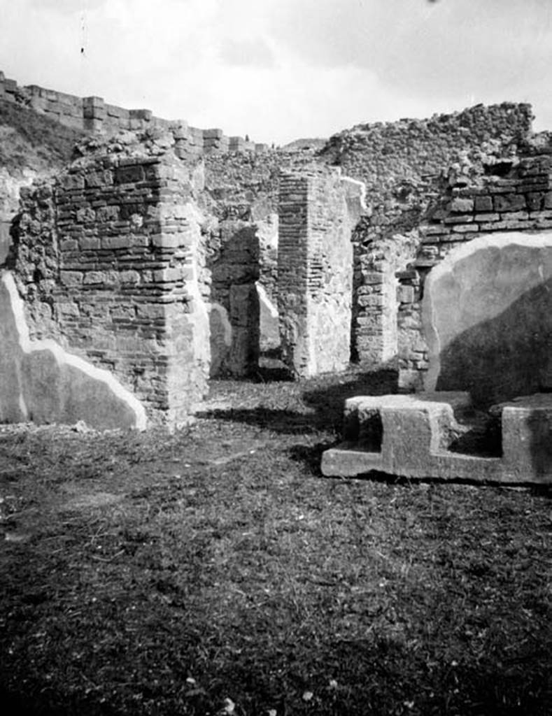 231759 Bestand-D-DAI-ROM-W.639.jpg
VI.9.1 Pompeii. W639. Looking across room 2, the atrium, towards north-east side of house.
In the centre is a walkway, room 4, with a doorway into the south side of room 11, large triclinium. Photo by Tatiana Warscher. With kind permission of DAI Rome, whose copyright it remains. See http://arachne.uni-koeln.de/item/marbilderbestand/231759
According to Warscher, this doorway from the atrium led to the walkway of the xystus (her room “X”) See Warscher, T, 1938: Codex Topographicus Pompejanus, Regio VI, insula 9: Pars prima, (no.19), Rome, DAIR.