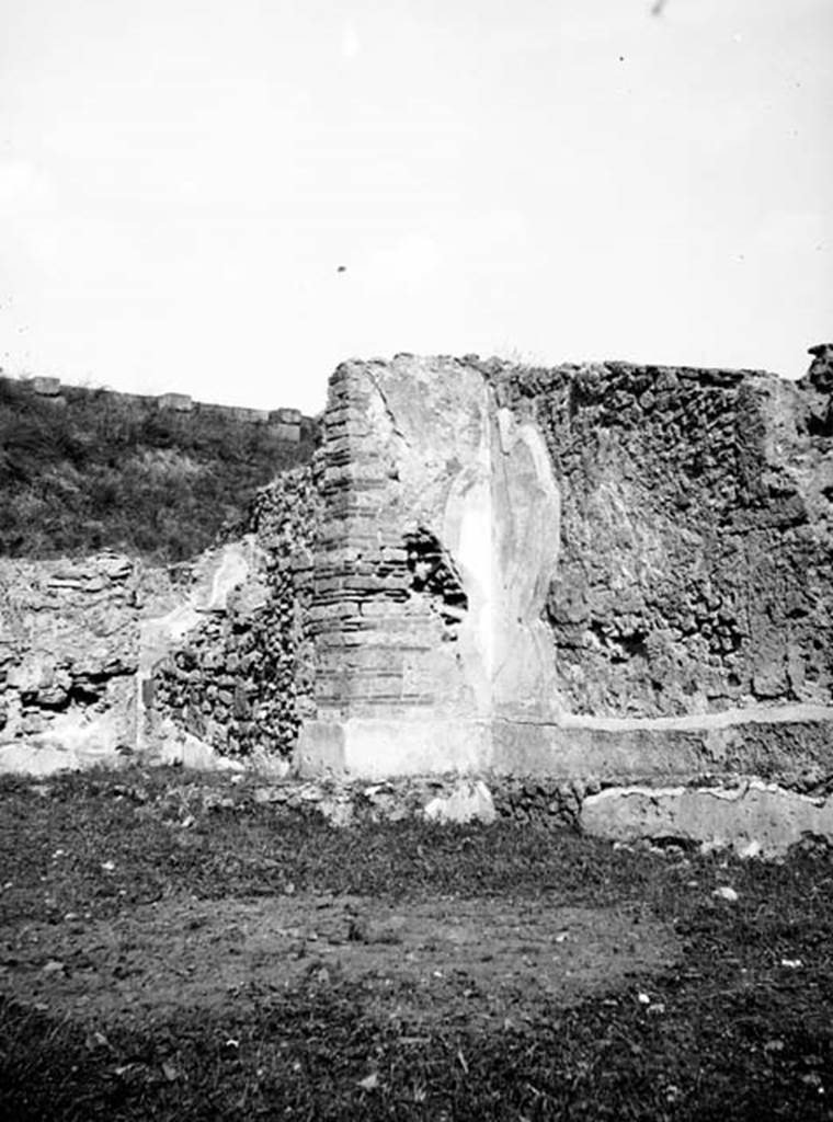 231234 Bestand-D-DAI-ROM-W.655.jpg
6.9.1 Pompeii. W655. Looking towards north-east corner of garden area 18.
Photo by Tatiana Warscher. With kind permission of DAI Rome, whose copyright it remains.
See http://arachne.uni-koeln.de/item/marbilderbestand/231234
According to Warscher, this showed the east wall of the xystus.
See Warscher, T, 1938: Codex Topographicus Pompejanus, Regio VI, insula 9: Pars prima, (no.22), DAIR, Rome.