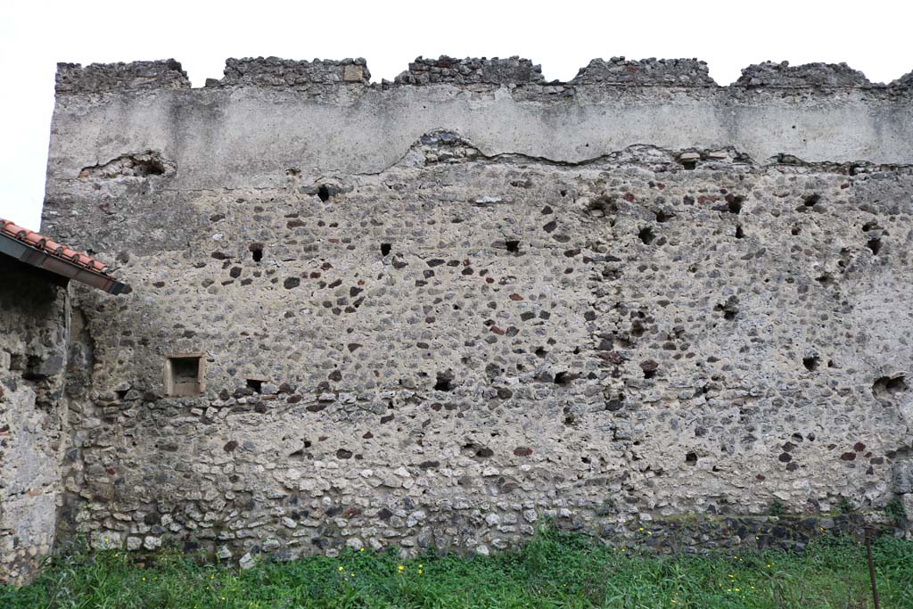 VI.9.1, Pompeii. December 2018.
Room 18, south wall of the garden area, with niche in south-east corner. Photo courtesy of Aude Durand.