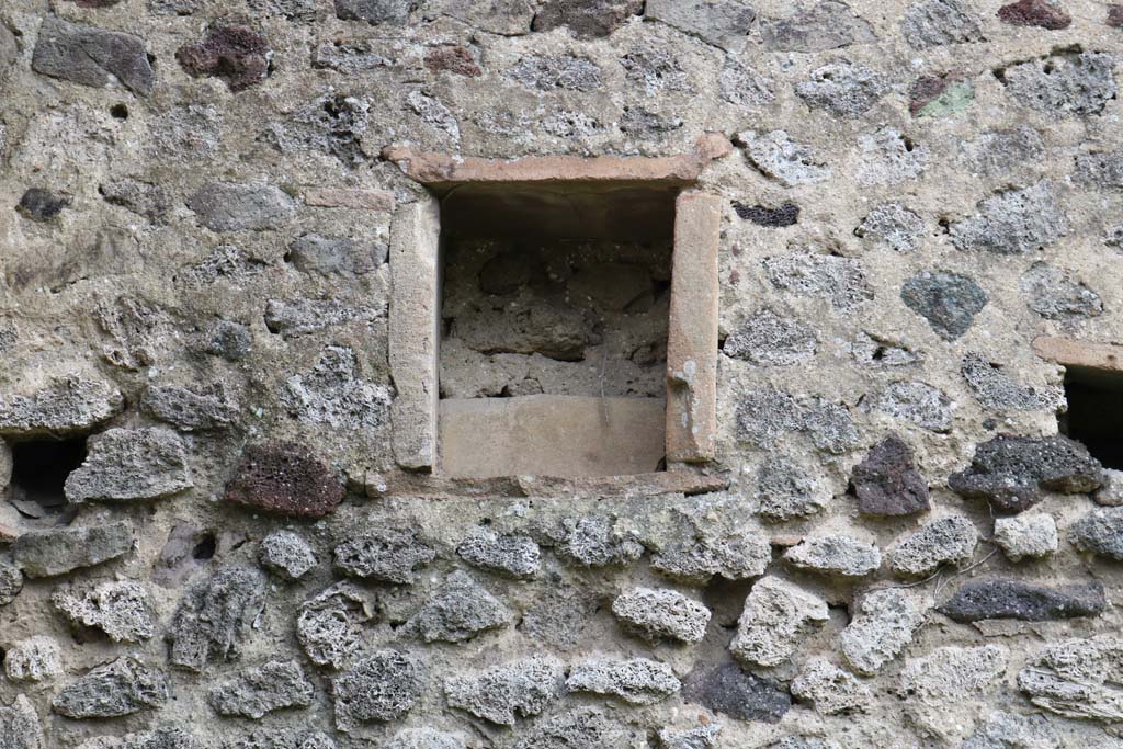 VI.9.1 Pompeii. December 2018.
Room 18, niche or recess in south wall in the south-east corner of the garden area. Photo courtesy of Aude Durand.