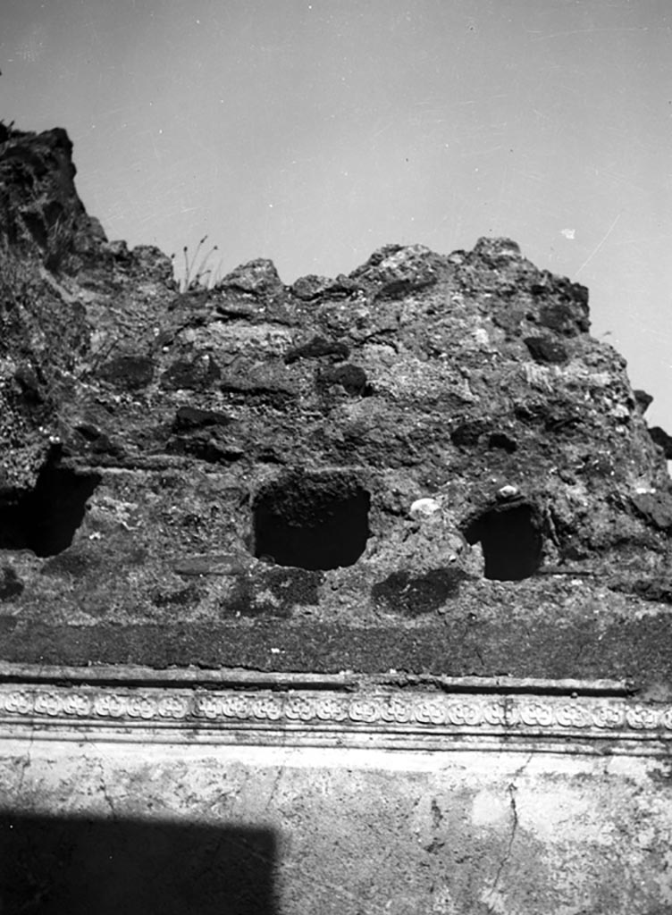 VI.9.1 Pompeii. W659.
Room 19, with remains of stucco on east wall, next to doorway leading into room 15, triclinium.
Photo by Tatiana Warscher. Photo © Deutsches Archäologisches Institut, Abteilung Rom, Arkiv.