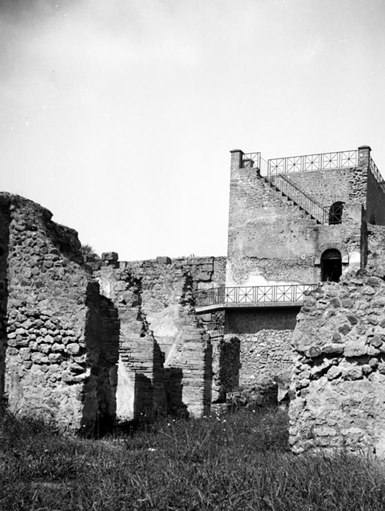 VI.9.1 Pompeii. W640 Looking north along west side of house, from large triclinium near garden area.
Photo by Tatiana Warscher. Photo © Deutsches Archäologisches Institut, Abteilung Rom, Arkiv.
According to Warscher, the photo was taken from the north end of the triclinium “O” (our room 15), as described by Fiorelli,
“the very large triclinium furnished with ample windows overlooking the xystus, and bordered by five independent rooms between them, one of them with the same garden window, and another without a doorway, because it was re-used from the entrance corridor of the second house of the three houses that originally stood here.
The street wall was walled up to form Warscher’s room “i” (our room 20).
See Warscher, T, 1938: Codex Topographicus Pompejanus, Regio VI, insula 9: Pars prima, (no.20), DAIR, Rome.