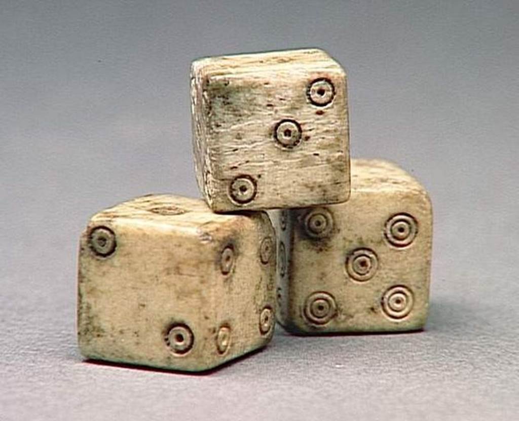 VI.9.1 Three bone or ivory dice. Height 0.01m. OA 1865- OA 1867 Trois dés, musée Condé, photo RMN © R.G. Ojeda