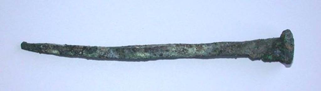 VI.9.1 Bronze nail with round head and narrowing square body. Length 0.125m. OA 2024 Clou, musée Condé, photo RMN © R.G. Ojeda