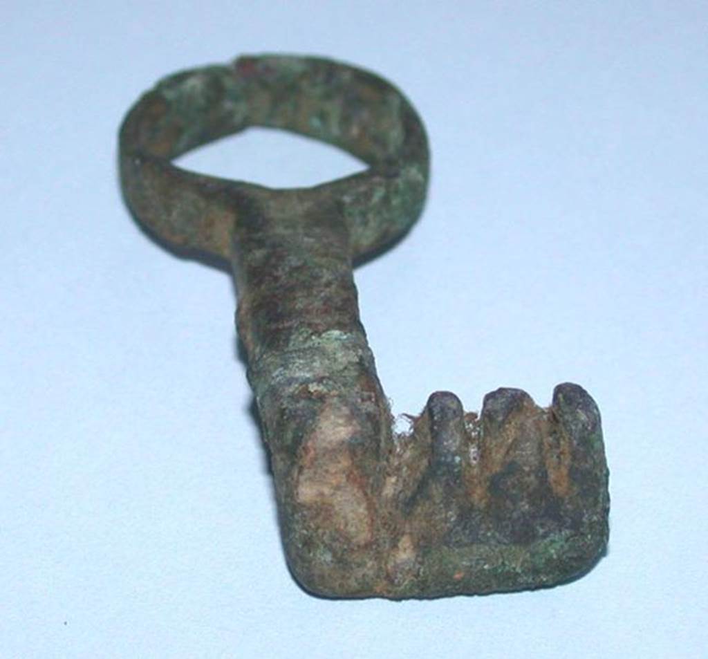 VI.9.1 Bronze key with three teeth, side 1. Length 0.05m. OA 2025 Clef, musée Condé, photo RMN © R.G. Ojeda
