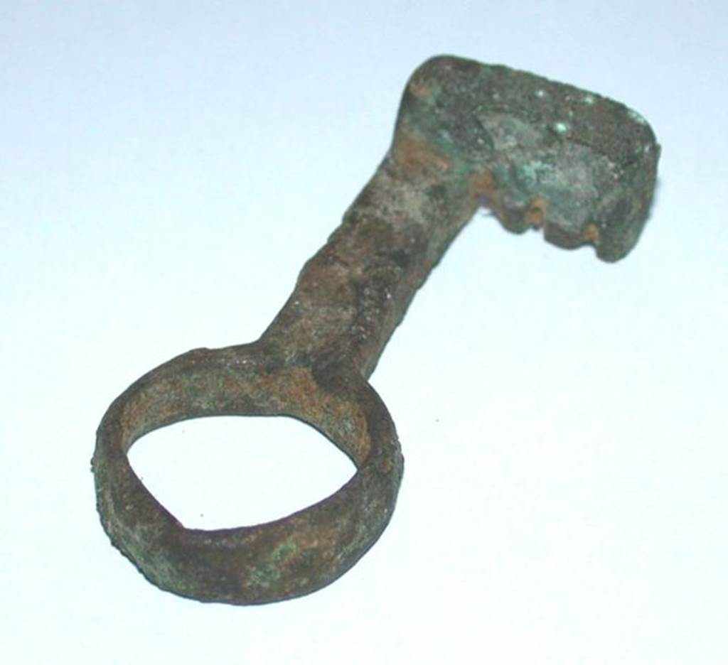 VI.9.1 Bronze key with three teeth, side 2. Length 0.05m. OA 2025 Clef, musée Condé, photo RMN © R.G. Ojeda