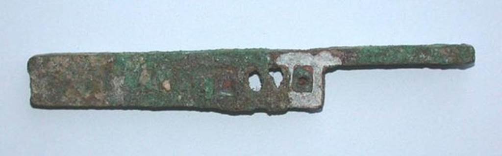 VI.9.1 Bronze cut out metal bolt, moving part of a lock. Side 1. OA 2026 Pêne en métal découpé, pièce mobile d'une serrure, musée Condé, photo RMN © R.G. Ojeda