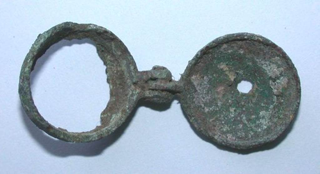 VI.9.1 Small bronze object with a mortise and a pin with a circular element whose bottom is torn off. Side 1. Height 0.008m, diameter 0.016m. OA 2030 Petit élément articulé, musée Condé, photo RMN © R.G. Ojeda