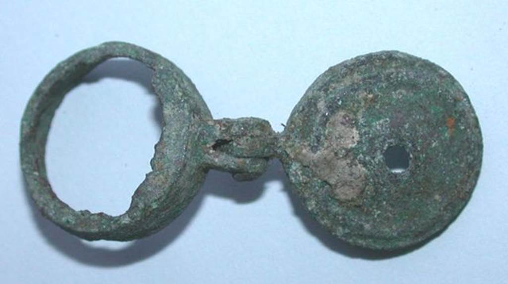 VI.9.1 Small bronze object with a mortise and a pin with a circular element whose bottom is torn off. Side 2. Height 0.008m, diameter 0.016m. OA 2030 Petit élément articulé, musée Condé, photo RMN © R.G. Ojeda