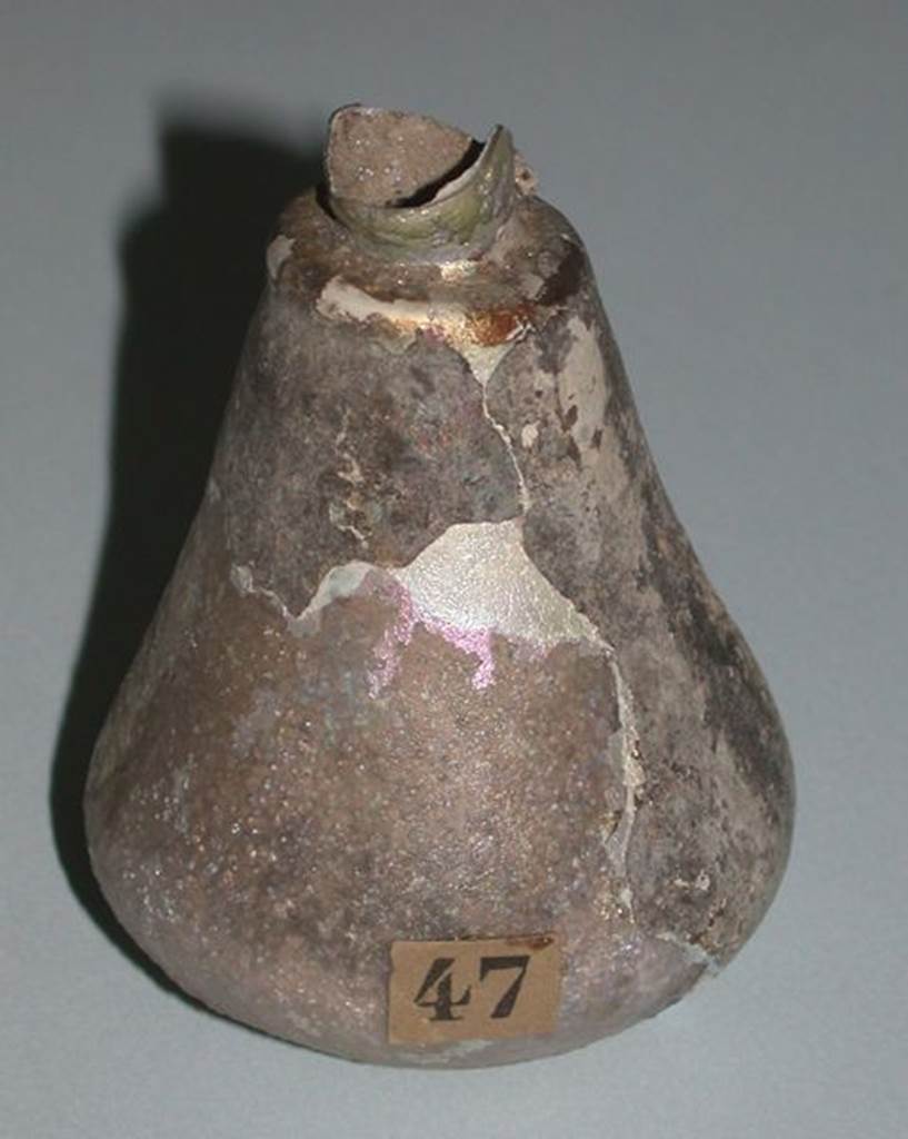 VI.9.1 Glass perfume bottle, view 1. Height 0.072m, diameter 0.048m. OA 2800 Balsamaire, musée Condé, photo RMN © R.G. Ojeda