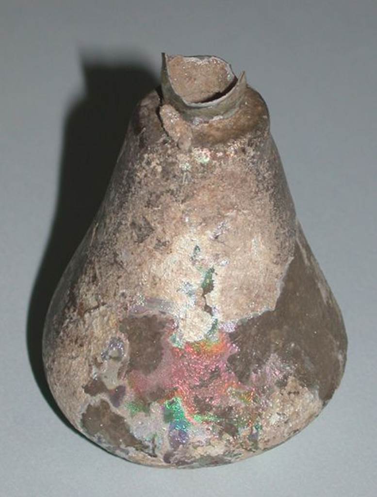VI.9.1 Glass perfume bottle, view 2. Height 0.072m, diameter 0.048m. OA 2800 Balsamaire, musée Condé, photo RMN © R.G. Ojeda