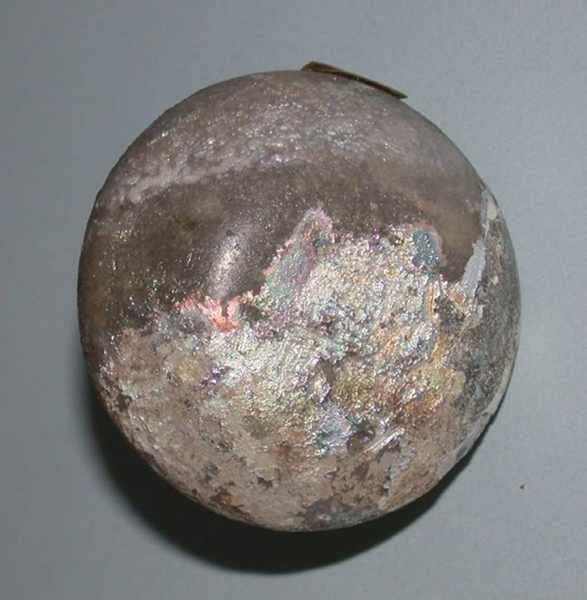 VI.9.1 Glass perfume bottle, base. Height 0.072m, diameter 0.048m. OA 2800 Balsamaire, musée Condé, photo RMN © R.G. Ojeda