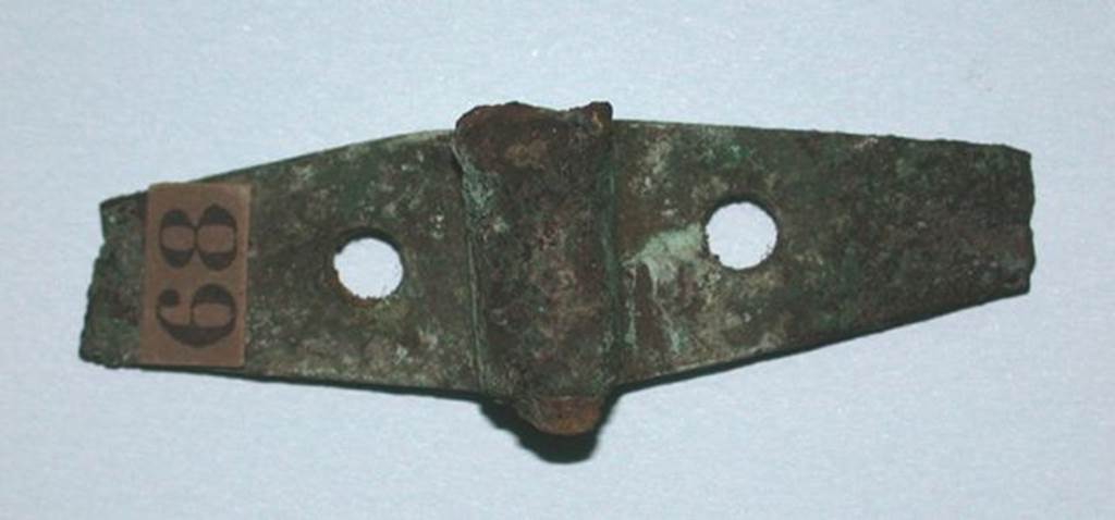 VI.9.1 Bronze furniture hinge, view 1. Length 0.054m. OA 2801 Elément de mobilier : charnière, musée Condé, photo RMN © R.G. Ojeda