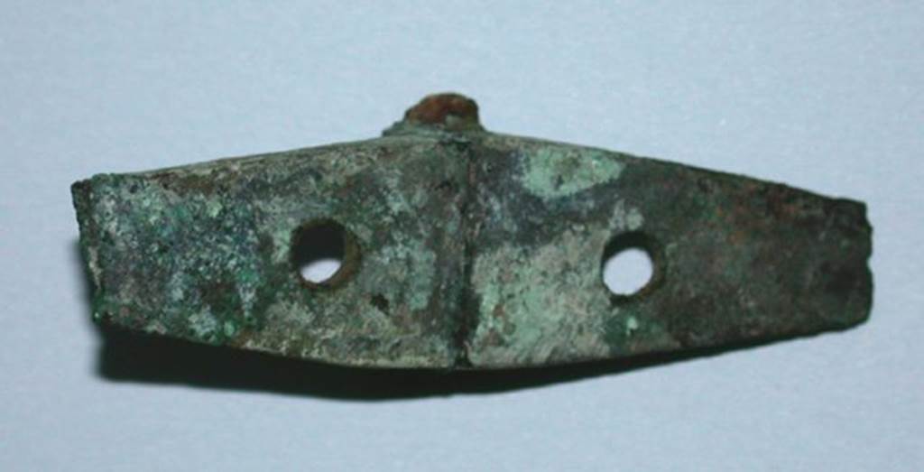 VI.9.1 Bronze furniture hinge, view 2. Length 0.054m. OA 2801 Elément de mobilier : charnière, musée Condé, photo RMN © R.G. Ojeda