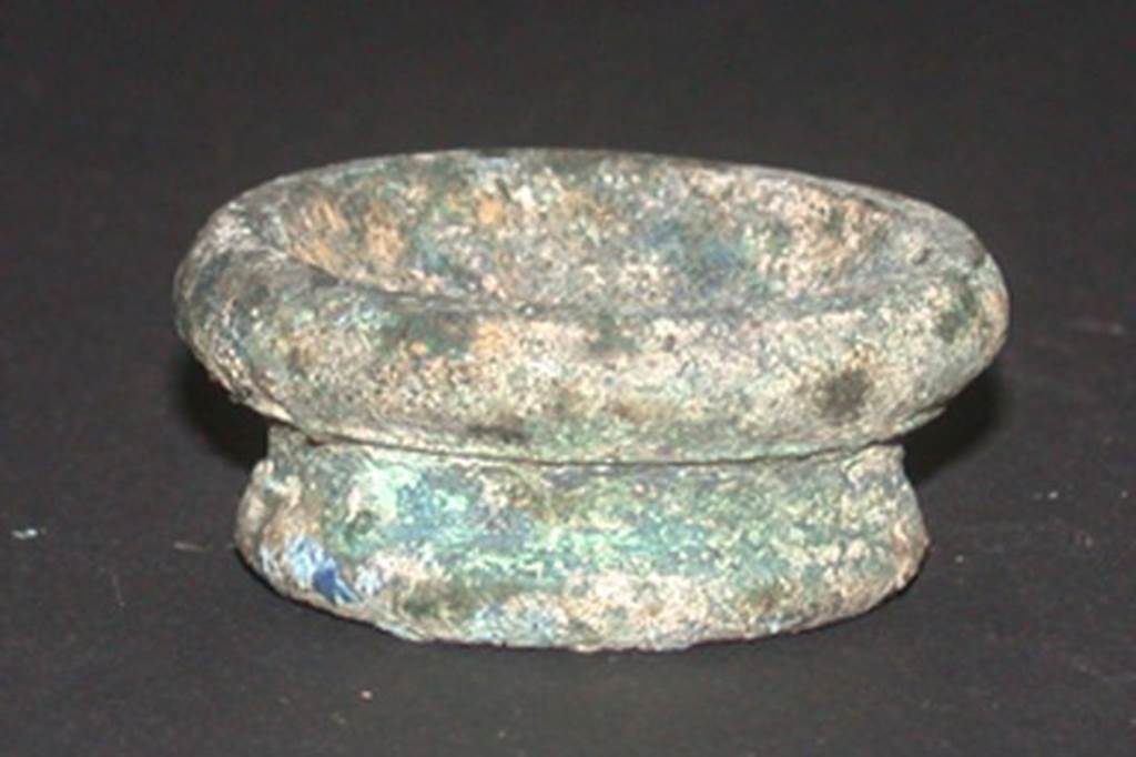 VI.9.1 Bronze foot. Height 0.015m, diameter 0.03m. OA 2802 Element de mobilier : trois bases, musée Condé, photo RMN © R.G. Ojeda