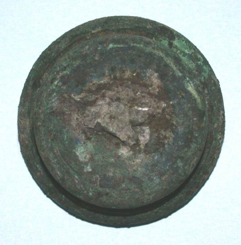 VI.9.1 Bronze foot. Height 0.015m, diameter 0.03m. OA 2803a Element de mobilier : trois bases, musée Condé, photo RMN © R.G. Ojeda