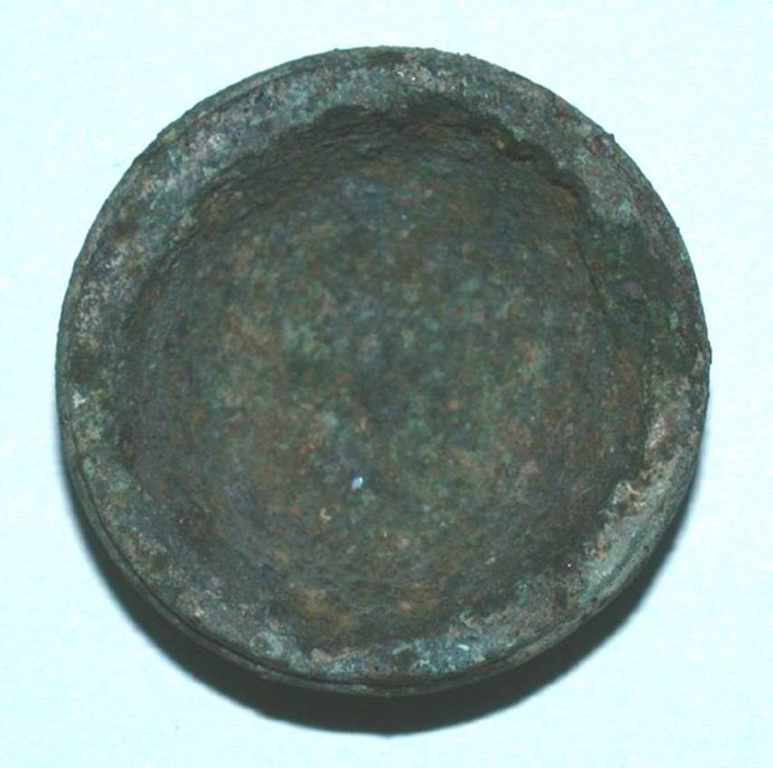 VI.9.1 Bronze foot. Height 0.015m, diameter 0.03m. OA 2803b Element de mobilier : trois bases, musée Condé, photo RMN © R.G. Ojeda