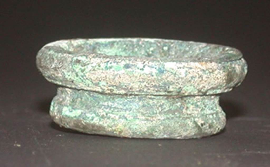 VI.9.1 Bronze foot. Height 0.015m, diameter 0.03m. OA 2804 Element de mobilier : trois bases, musée Condé, photo RMN © R.G. Ojeda