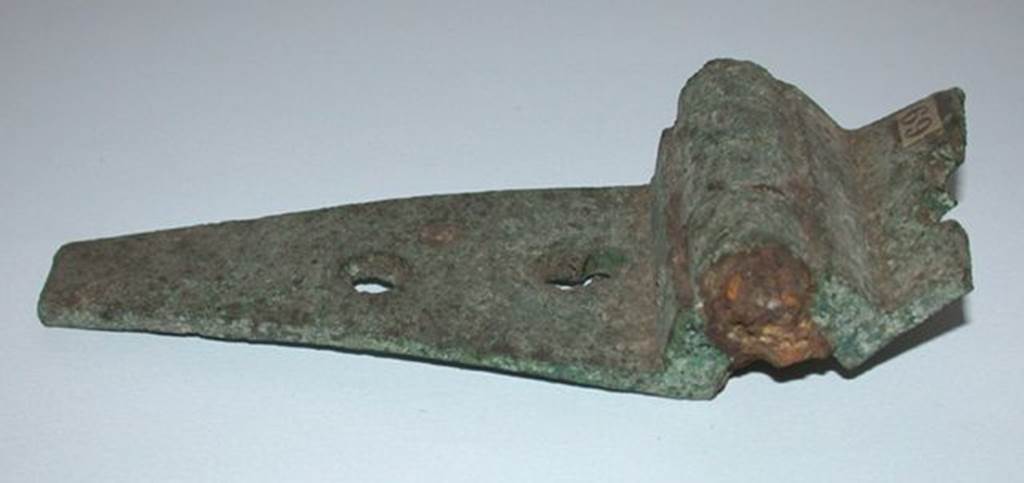 VI.9.1 Bronze hinge. Length 0.152m. OA 2805 Elément de mobilier : charnière, musée Condé, photo RMN © R.G. Ojeda