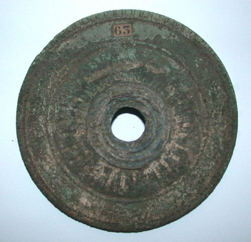 VI.9.1 Bronze disc, possibly part of candelabra? Side 1. Diameter 0.125m, thickness 0.01m. OA 2806 Elément de mobilier : plateau inférieur de candélabre ? musée Condé, photo RMN © R.G. Ojeda