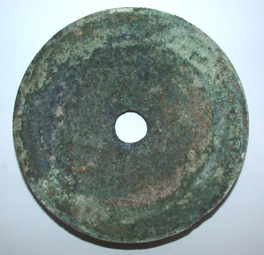 VI.9.1 Bronze disc, possibly part of candelabra? Side 2. Diameter 0.125m, thickness 0.01m. OA 2806 Elément de mobilier : plateau inférieur de candélabre ? musée Condé, photo RMN © R.G. Ojeda