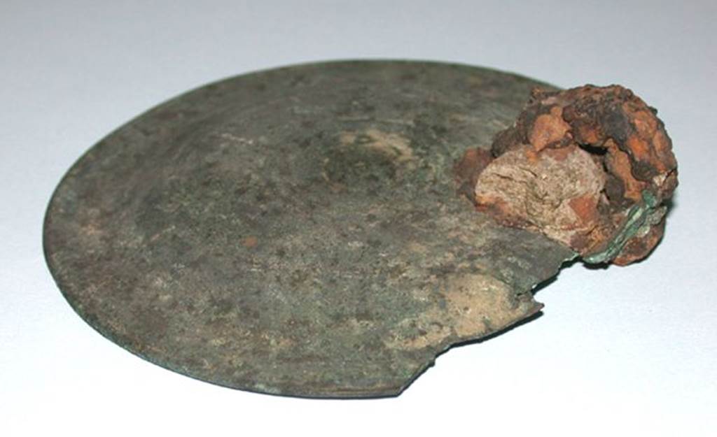 VI.9.1 Convex bronze disc with ring fixed to edge, view 1. Diameter 0.105m. OA 2807 Elément de mobilier disque, musée Condé, photo RMN © R.G. Ojeda