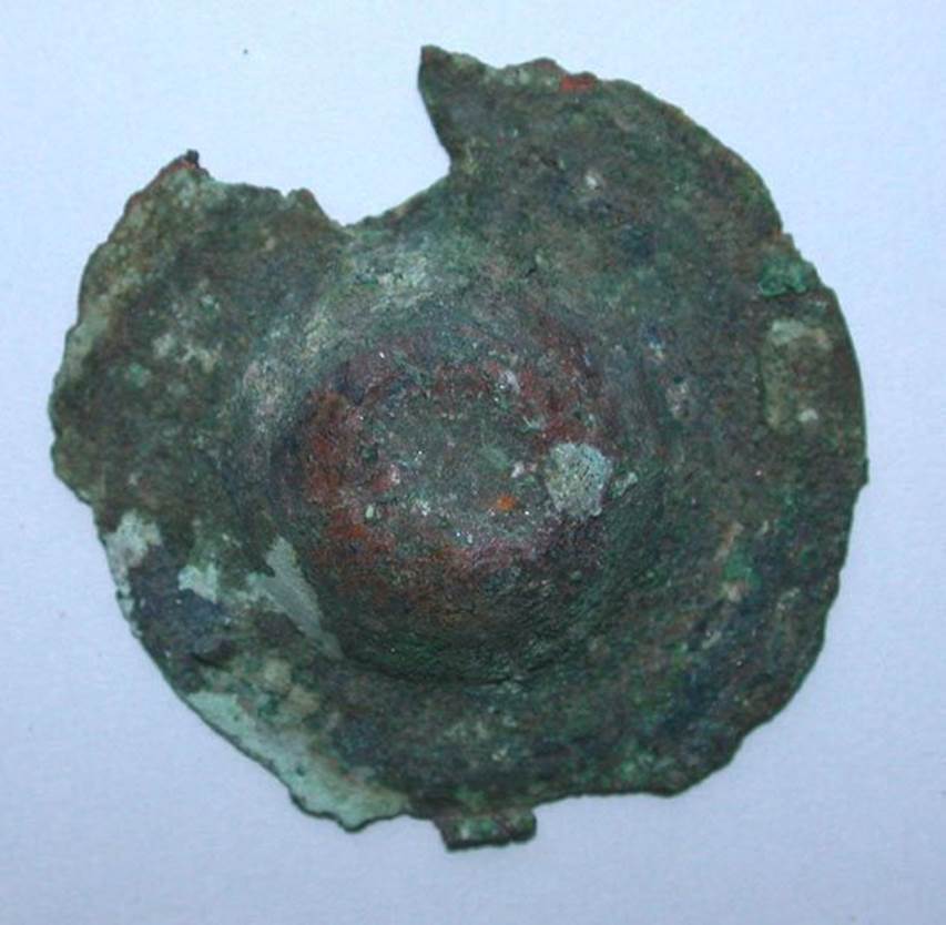 VI.9.1 Small bronze hammered phalère, view 1. Height 0.007m, diameter 0.033m. OA 2808 Phalère, musée Condé, photo RMN © R.G. Ojeda