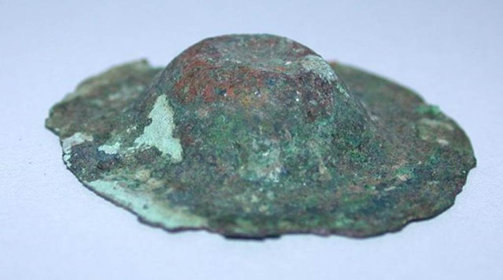 VI.9.1 Small bronze hammered phalère, view 2. Height 0.007m, diameter 0.033m. OA 2808 Phalère, musée Condé, photo RMN © R.G. Ojeda