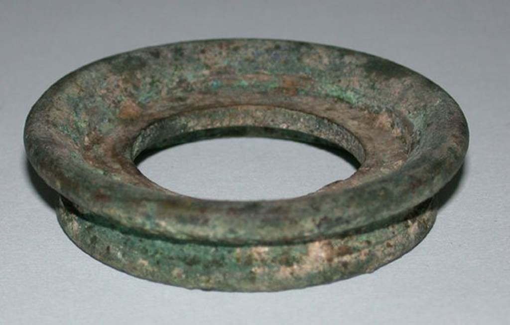 VI.9.1 Unknown bronze object, possibly a vase base or basin base. Height 0.008m, diameter 0.045m. OA 2809 Elément circulaire, musée Condé, photo RMN © R.G. Ojeda